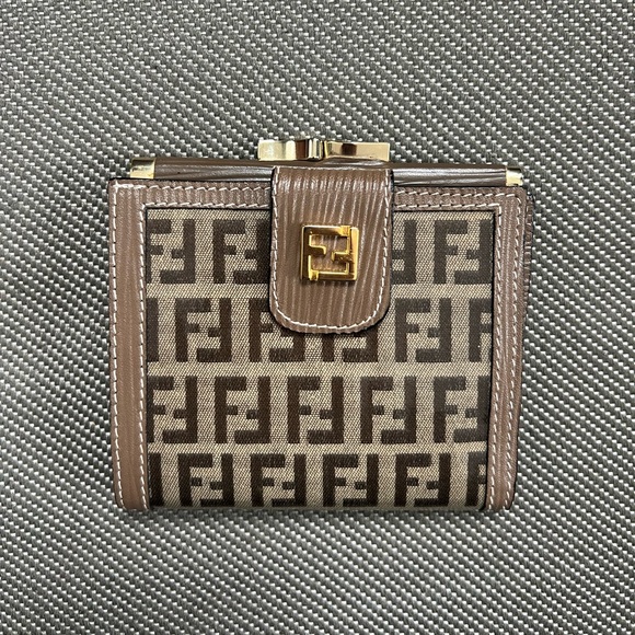 Authentic Rare Excellent Condition Fendi Zucchino Patent Leather KissLock Wallet - Picture 3 of 13